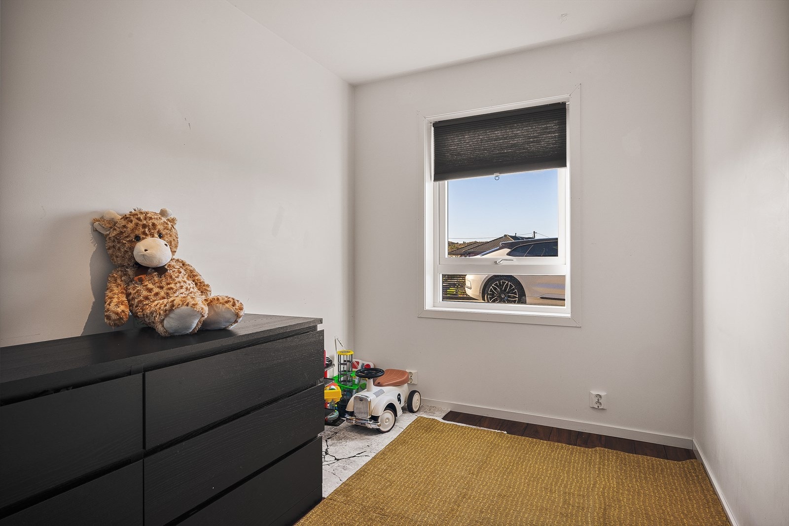 Soverom 2 i innredet del/leilighet er også av fin størrelse og måles til 6,4m². Her er det plass til seng av ønsket størrelse og kommodeløsning. Galleribilde