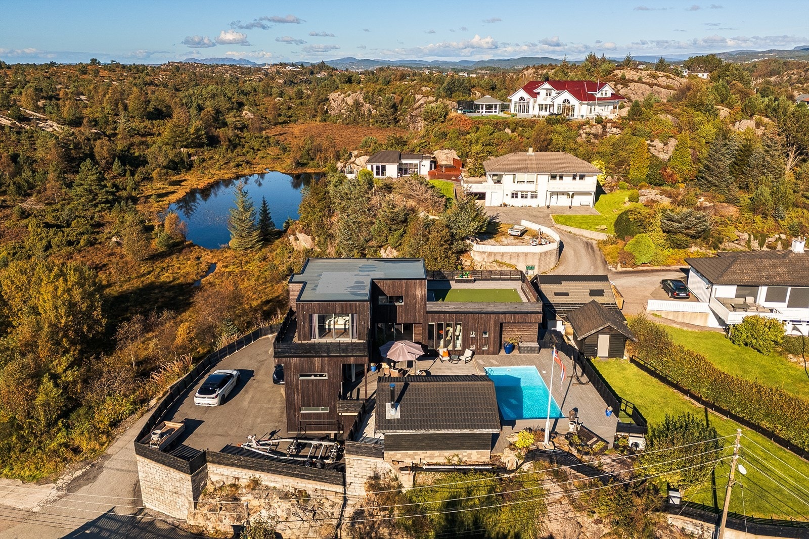 Eiendommen har attraktiv og flott beliggenhet på Foldnes på Sotra omringet av frodige grøntomgivelser! Galleribilde
