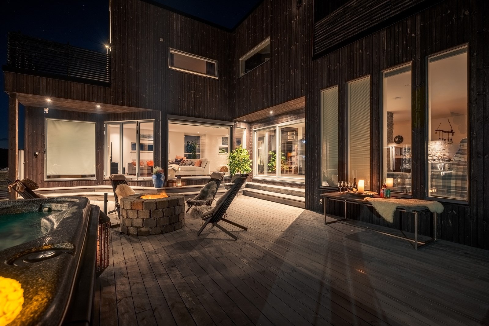 Med store vindusflater blir uteplassen som en naturlig forlengelse av stuen! Galleribilde