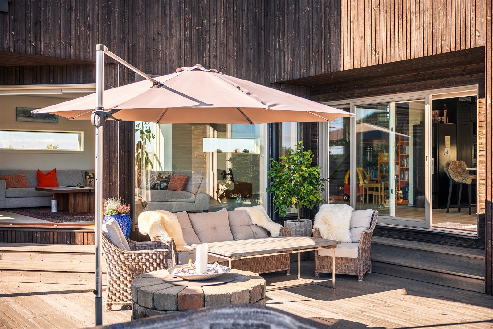 Terrassen er belagt med terrassebord og måles til hel 100m² Galleribilde