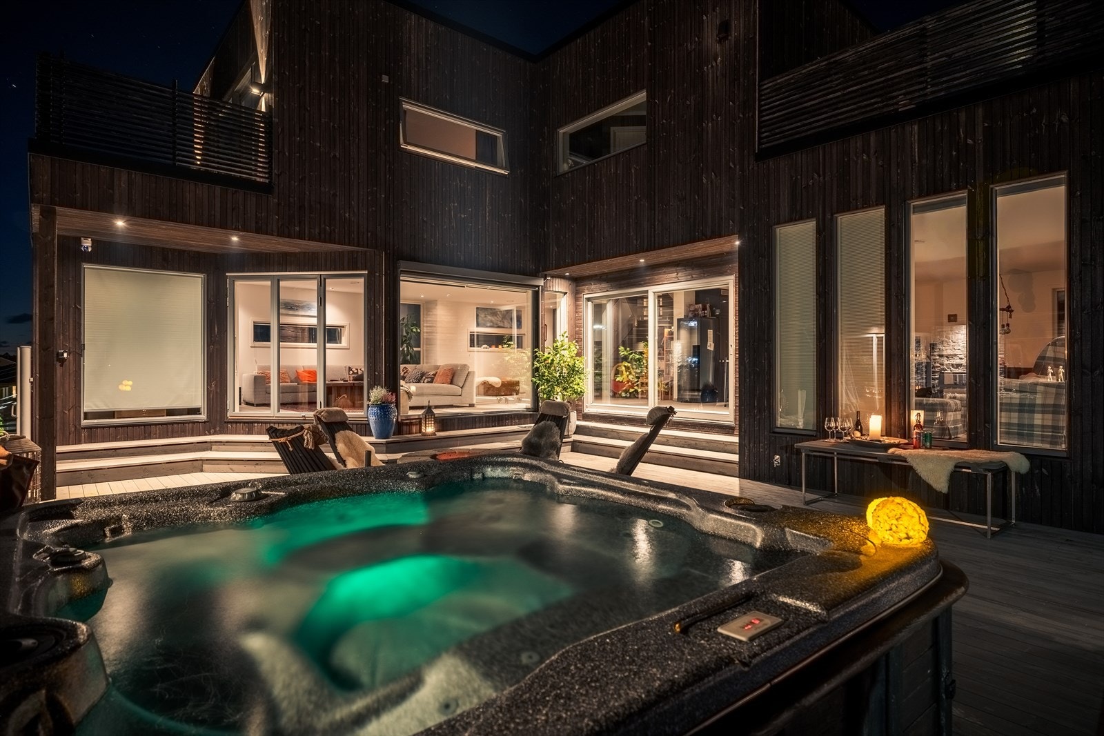 Terrassearealet i 1.etg måles til 100m² og har både god plass til sittegruppe, jacuzzi og andre gøye kvaliteter trygt skjermet for innsyn. Galleribilde