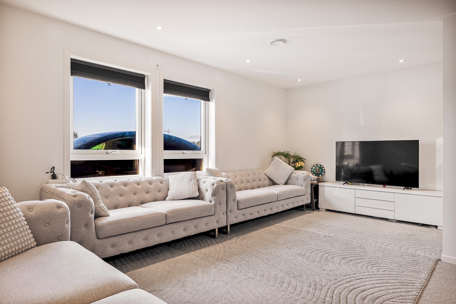 Den åpne stue/kjøkkenløsningen måles til 27,5m² og har god plass til sofagruppe og annet koselig stuemøblement. Galleribilde