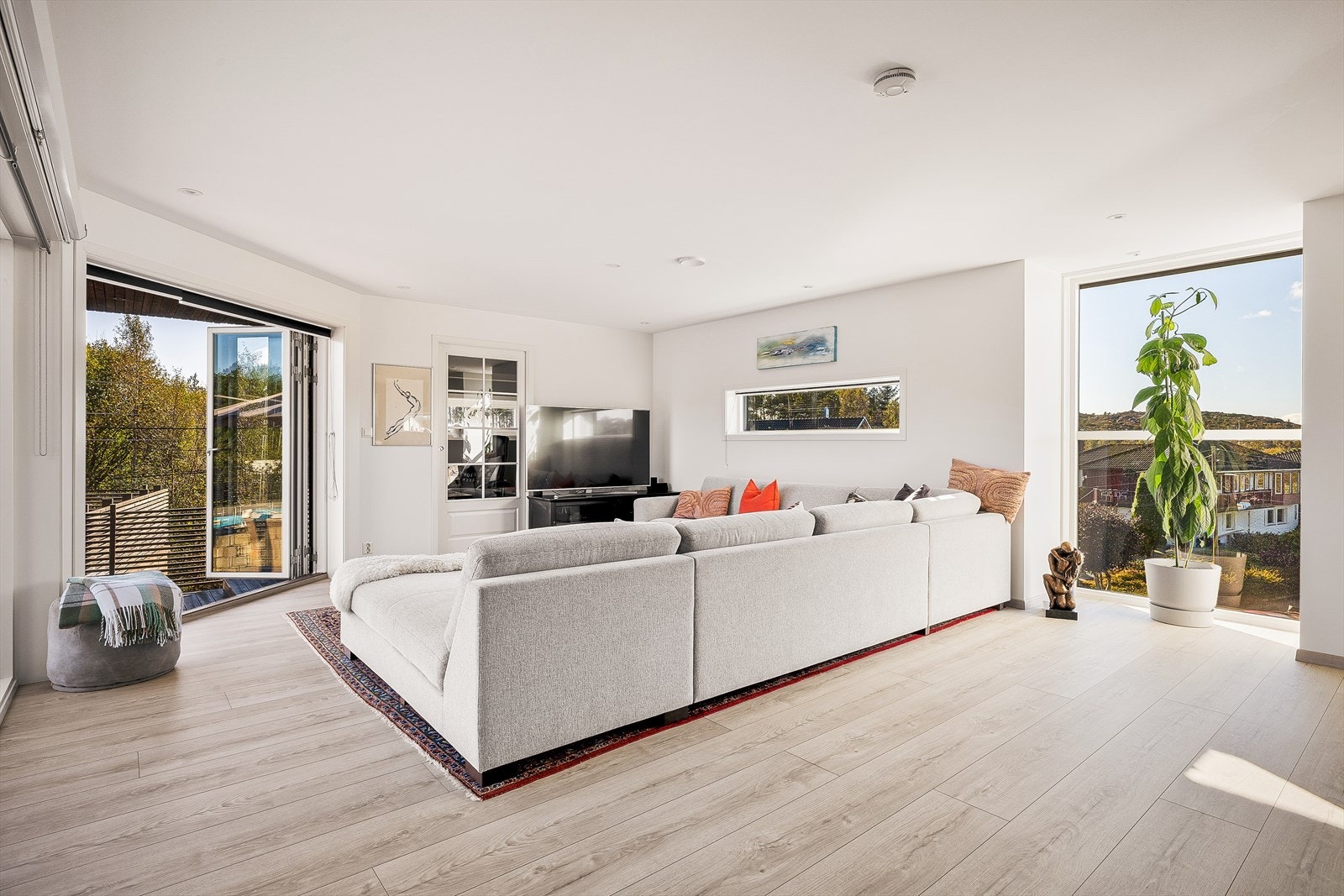 I stuen er det god plass til den berømte sofakroken, hvor avslappende stunder kan nytes i et lunt og behagelig innemiljø! Galleribilde