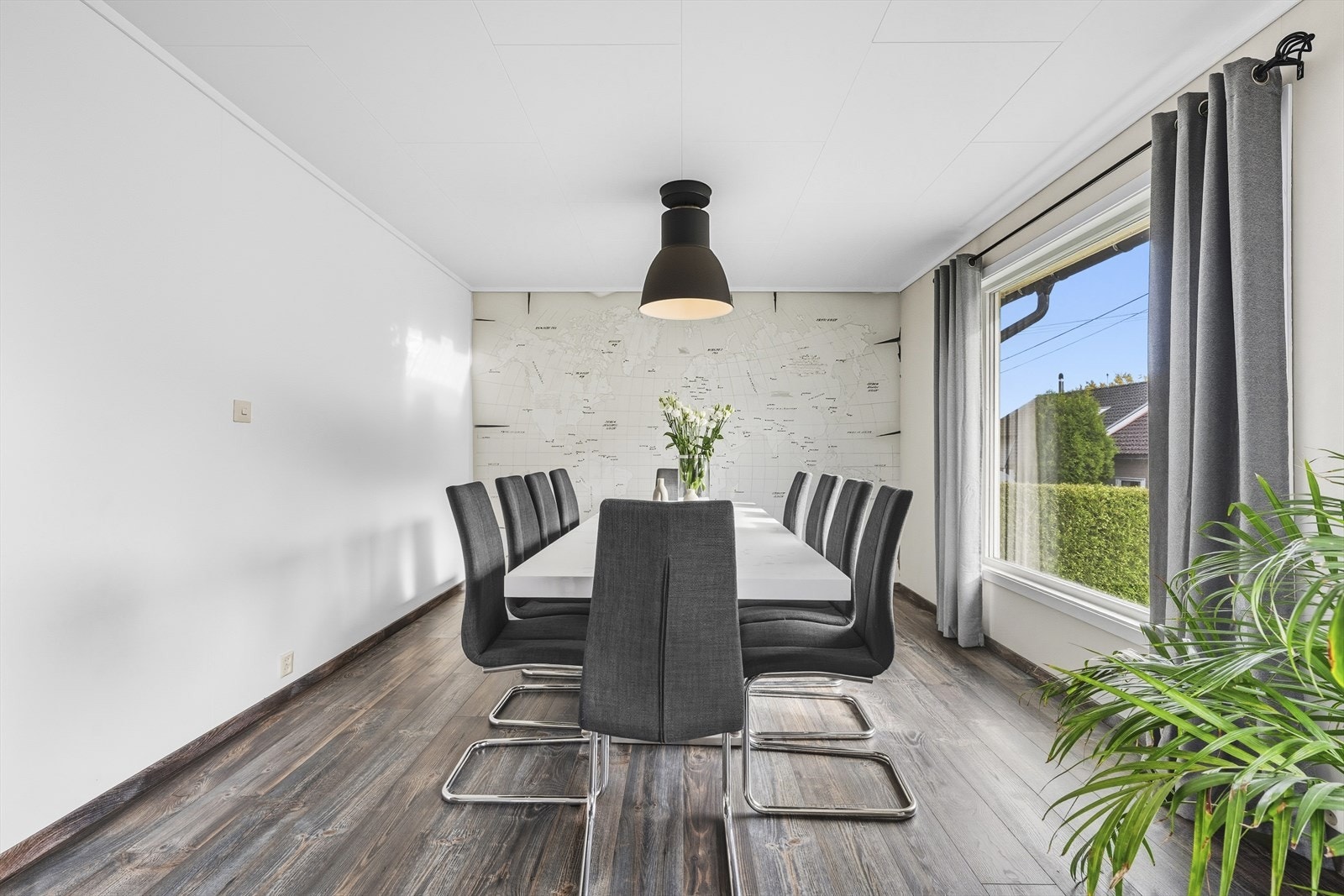 God plass til stort spisebord i spisestuen Galleribilde