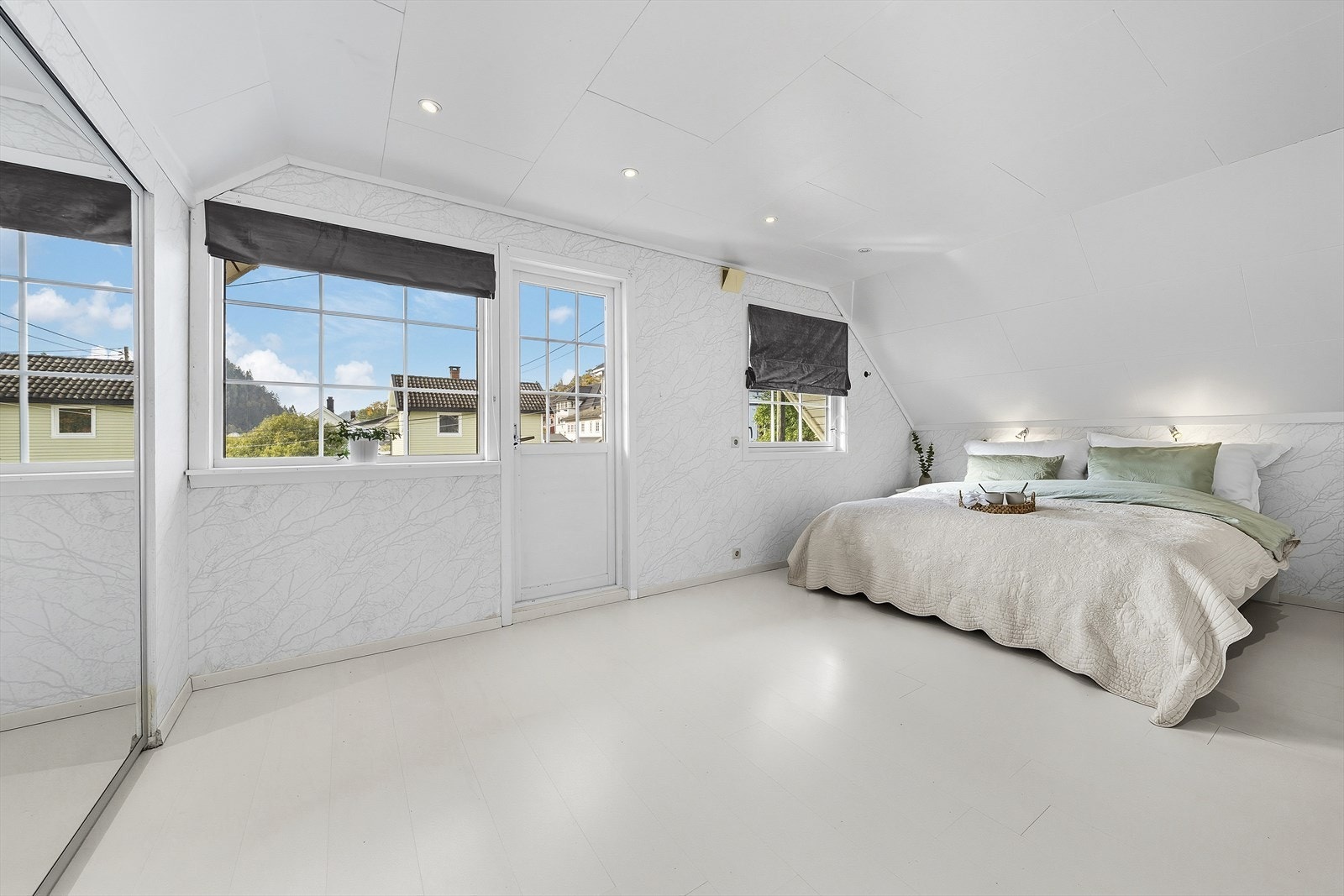 Hovedsoverom - inneholder praktisk skyvedørsgarderobe og utgang til frokostbalkong Galleribilde