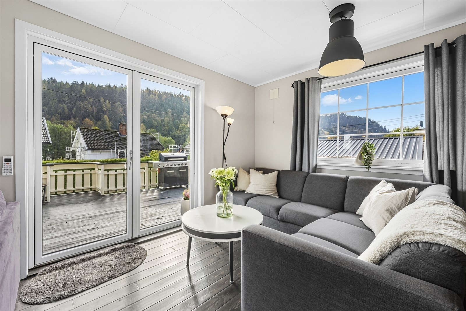 Utgang til veranda og hageområdet Galleribilde