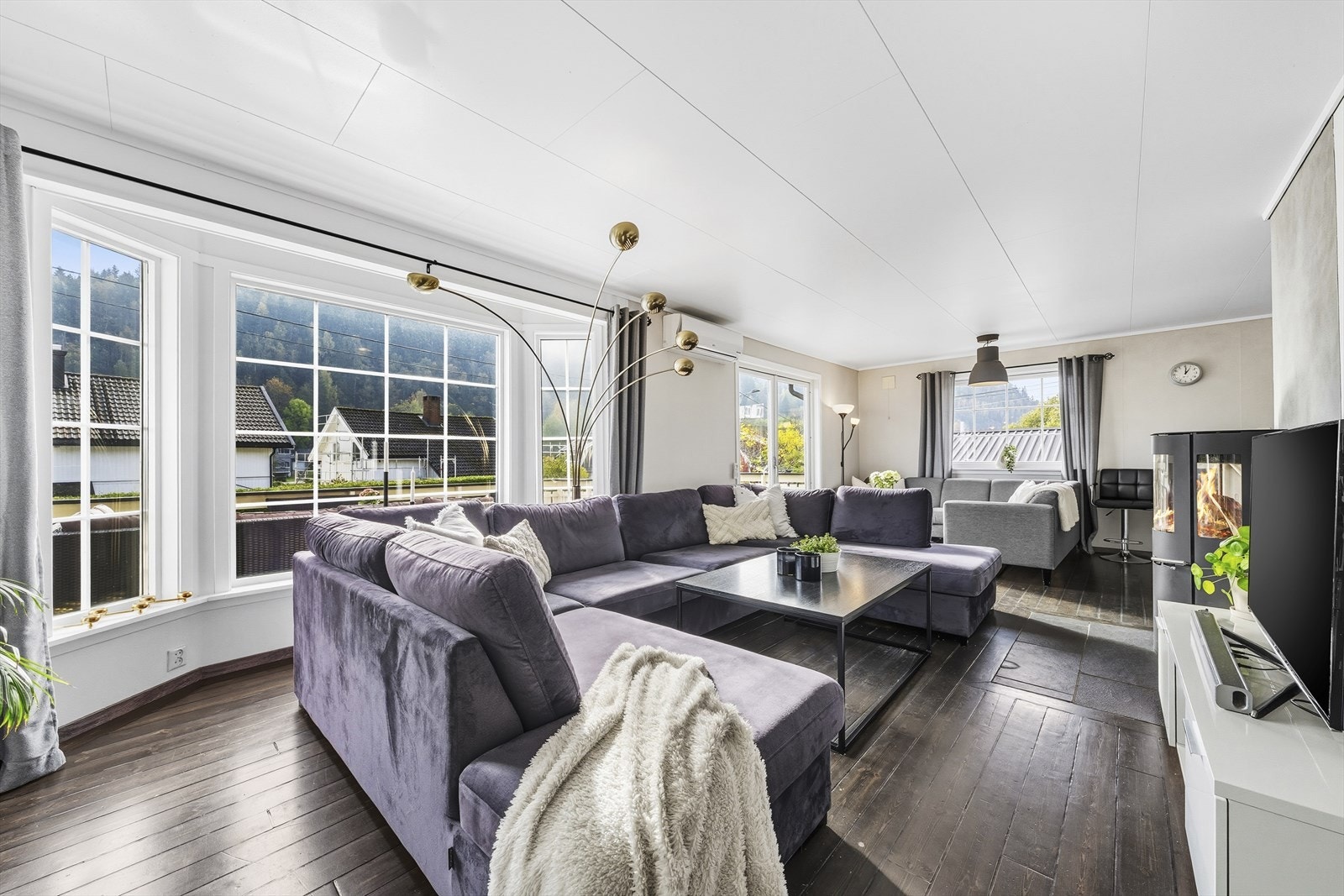 Stue - god plass til flere sittegrupper Galleribilde