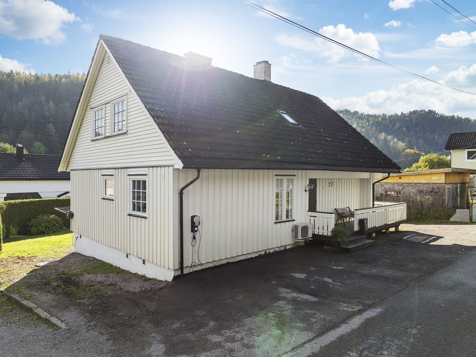 Asfaltert gårdsplass - elbillader montert på vegg Galleribilde