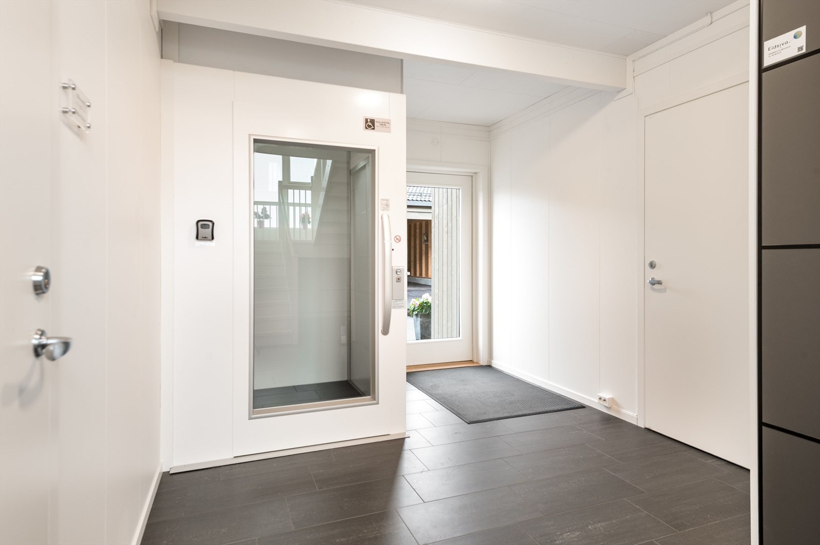 Felles entré med gulvvarme og heis til 2. etg. Galleribilde
