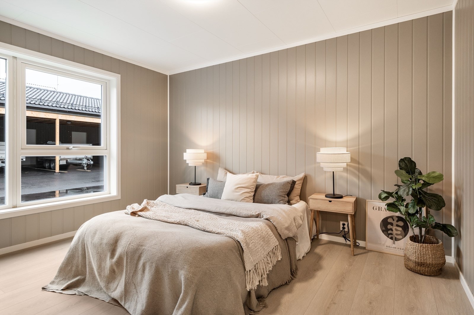 Hovedsoverom med god plass til dobbeltseng, garderobeløsning og tilhørende møblement. Galleribilde