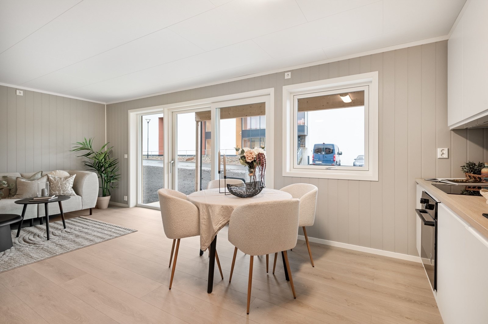 Åpen og fin stue / kjøkken løsning med utg. til terrasse/balkong. Galleribilde