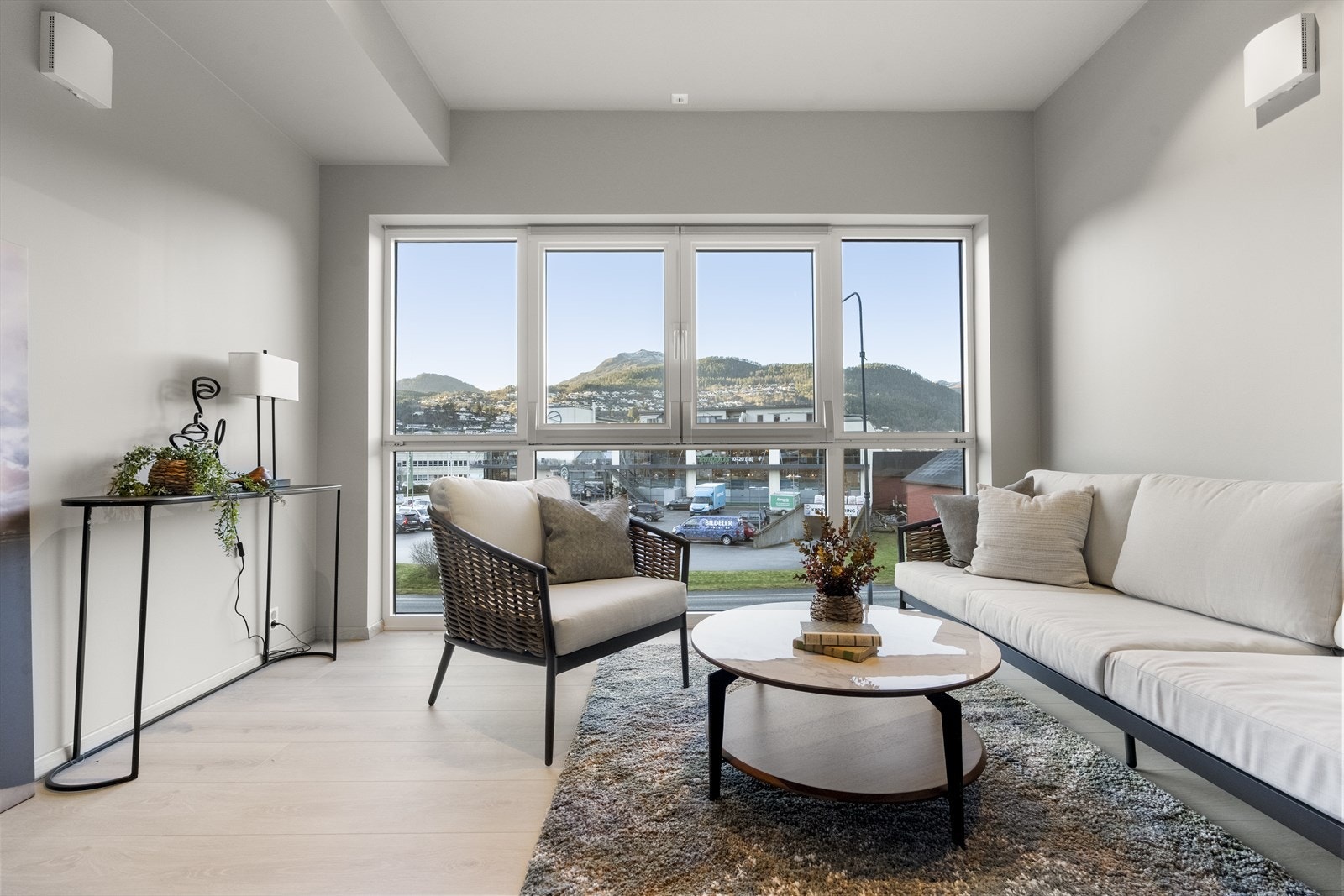 Vinterhagen er flott å nytte , her med utsikt mot fjella Galleribilde