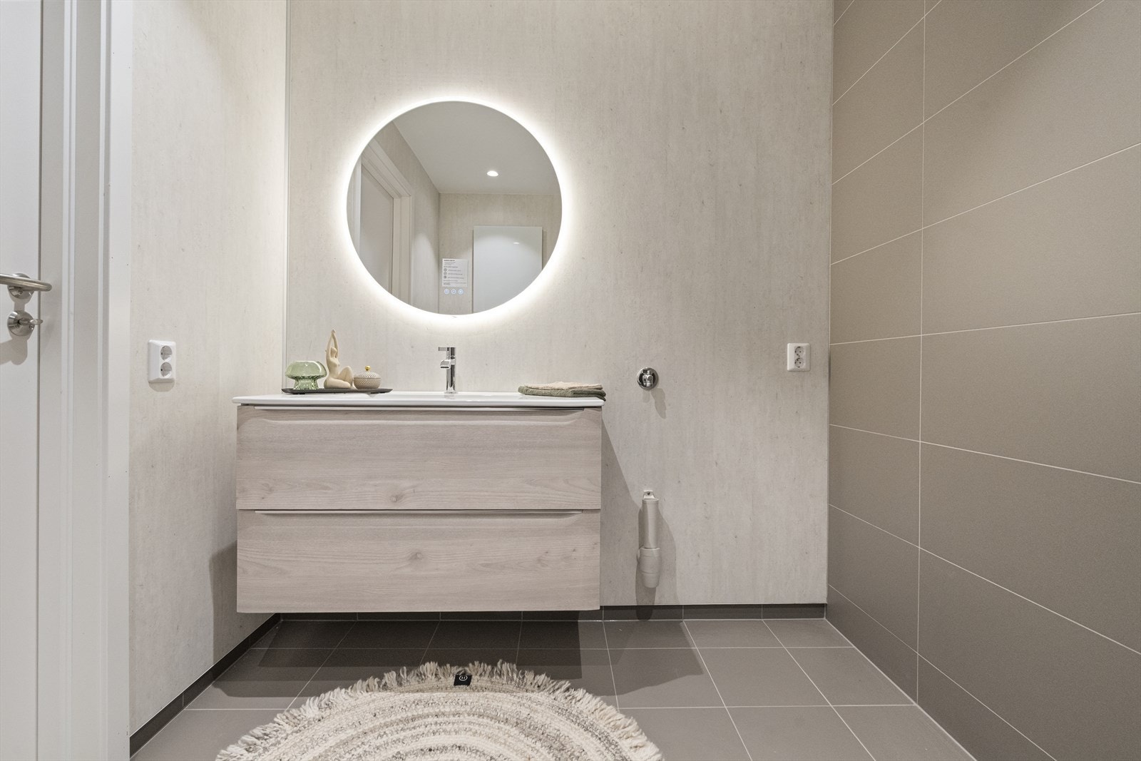 Linn bad frå Vik i Sogn Galleribilde