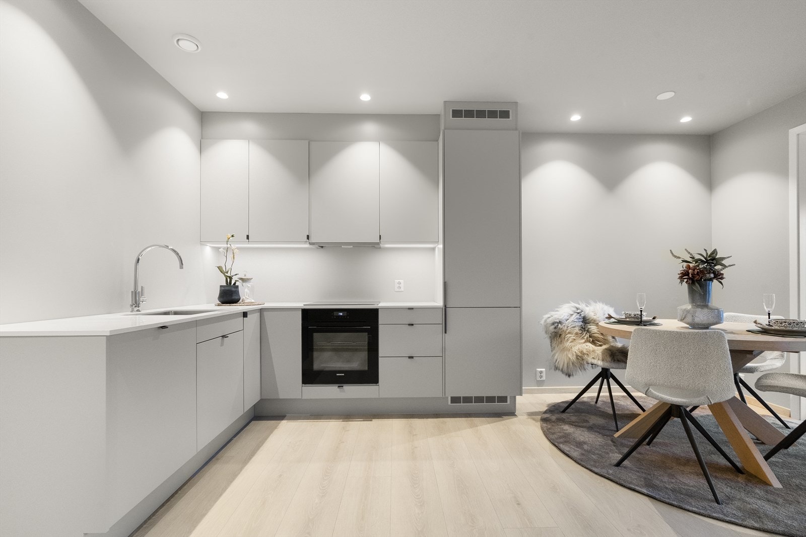 Kjøkkenet er funsksjonelt med god arbeidsplass og integrerte kvitevarer Galleribilde