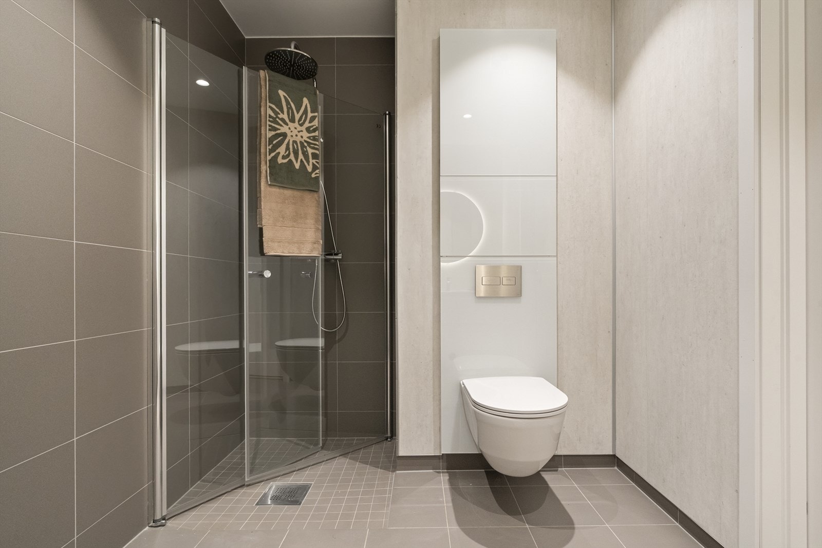 Vegghengt toalett og skap som rommar alle rør i rør Galleribilde