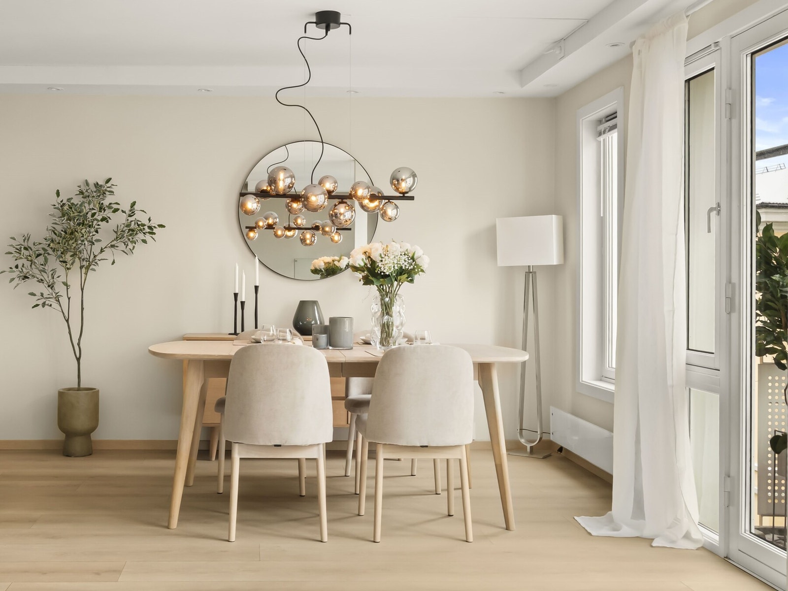 Leiligheten ligger høyt i fjerde etasje med høy standard og oppgradert elektrisk utstyr som Elko Pluss stikkontakter og smarthussystem for styring av belysning Galleribilde