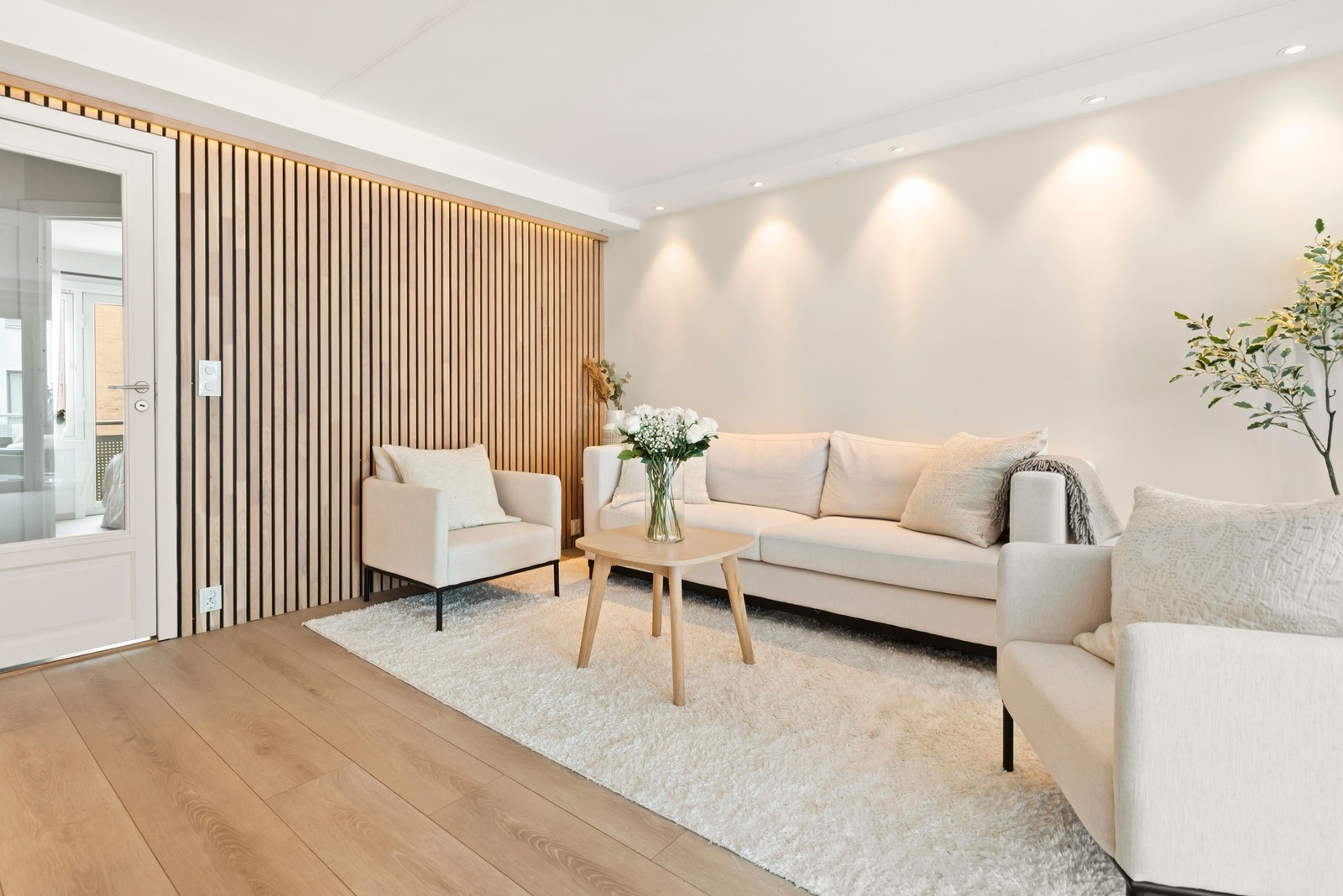 Spotter langs hele taket i stuen og kjøkkenet gir vakker belysning, og stilig ledstripe
over spilevegg Galleribilde