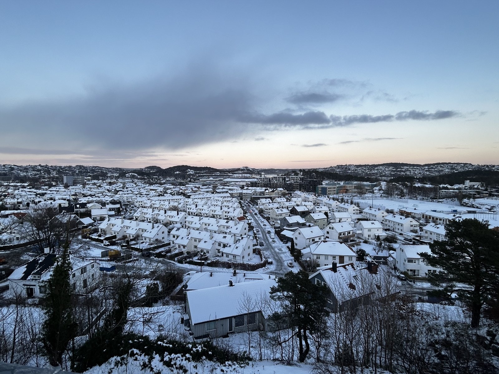 Her ser du Lund, Søm, Varoddbroen og videre mot Kjevik. Galleribilde