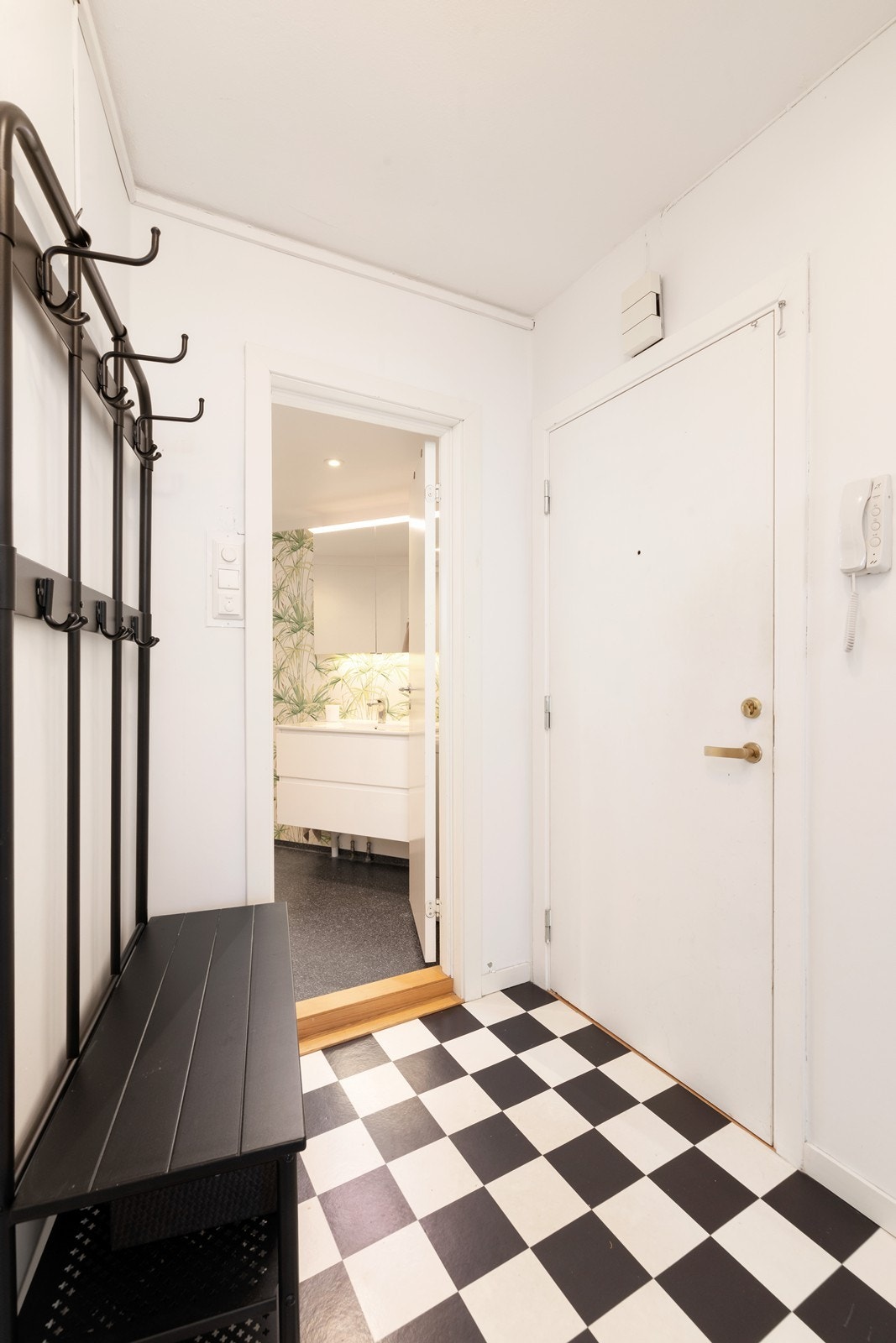 Fra entréen er det adkomst til stue, ett av soverommene og badet. Galleribilde