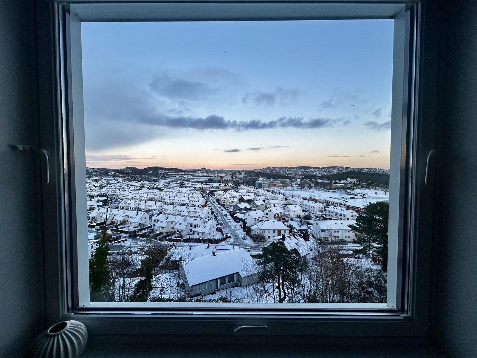 Utsikt fra stuevindu. Galleribilde