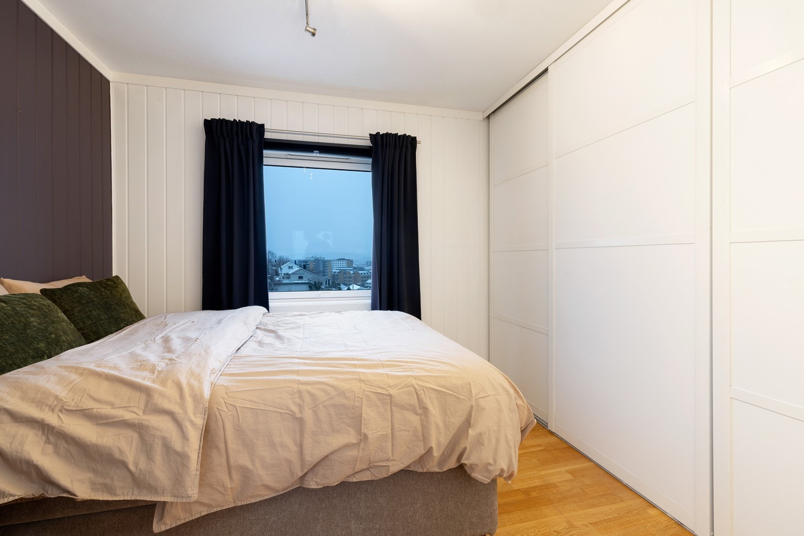 Soverom med skyvedørsgarderobe. Galleribilde