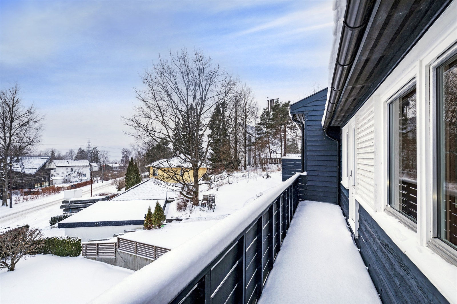 Balkongen gir mulighet for kafésett til morgenkaffen og er veldig praktisk for tørking av klær Galleribilde