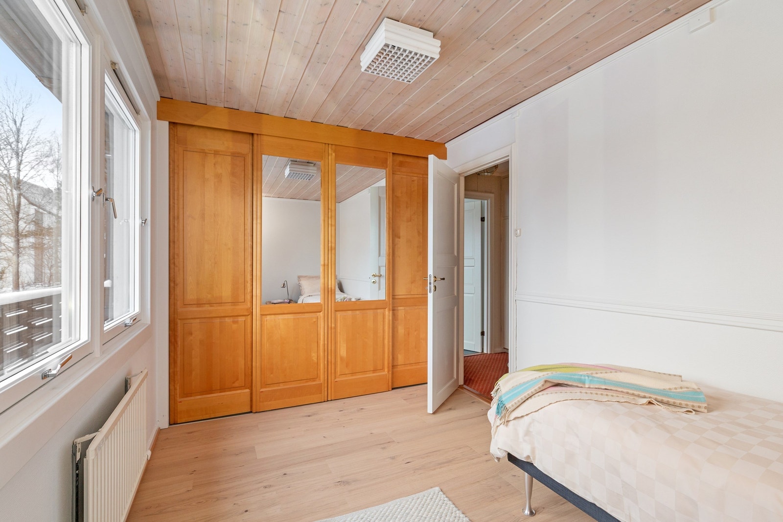 Stor skyvedørsgarderobe i soverom 2 Galleribilde