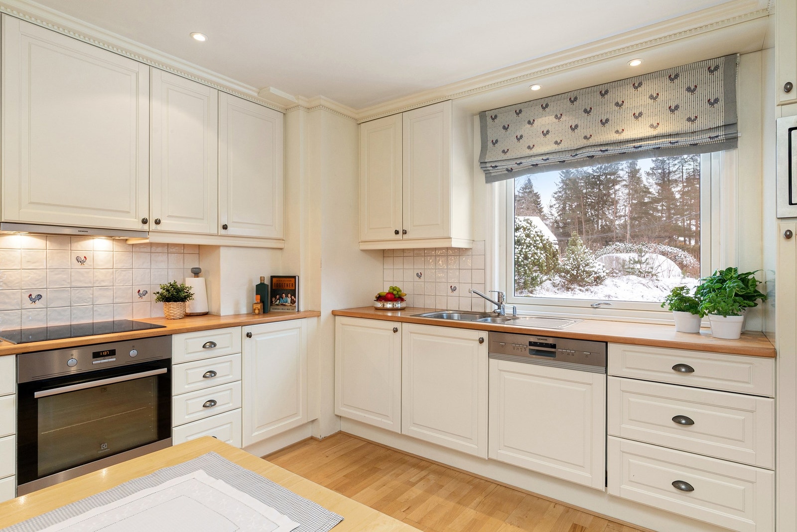 Et godt arbeidskjøkken med mye skap- og benkeplass Galleribilde