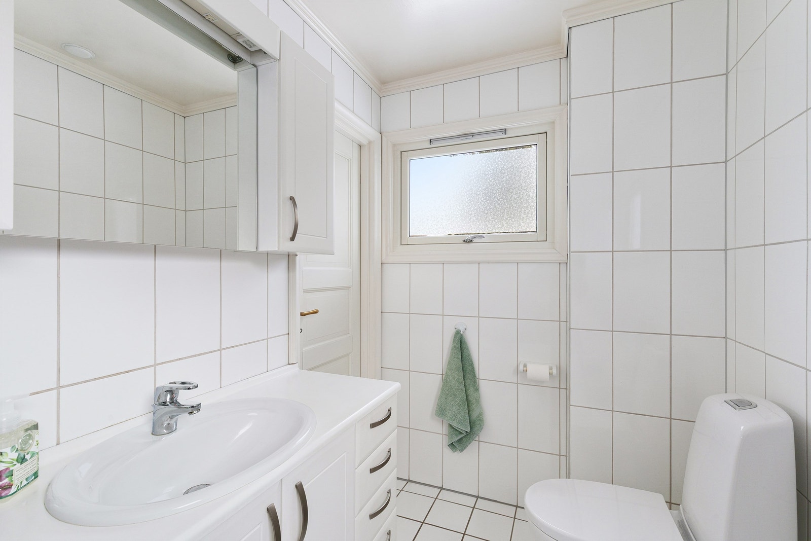 Etasjen har 2 fullverdige bad, praktisk for familien på travle morgener Galleribilde