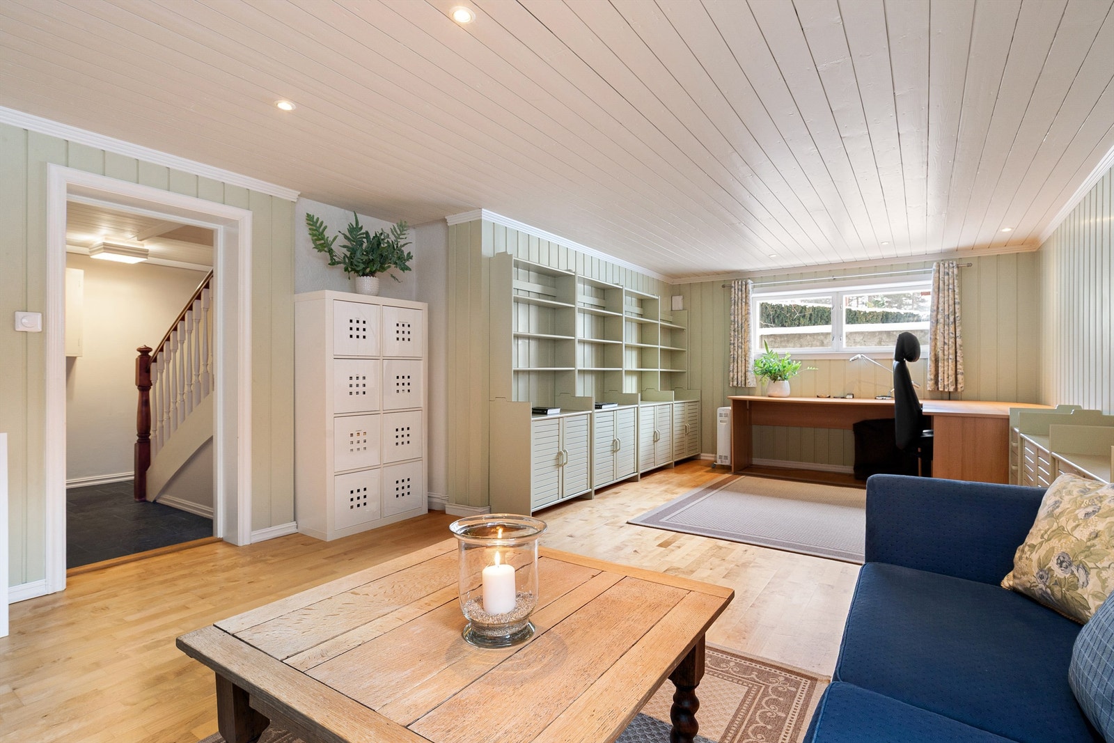 Romslig kjellerstue, perfekt som ekstra TV-stue, hjemmekontor eller "ungdomsavdeling". Rommet er ikke godkjent for varig opphold, se pkt. "ferdigattest" i salgsoppgave Galleribilde