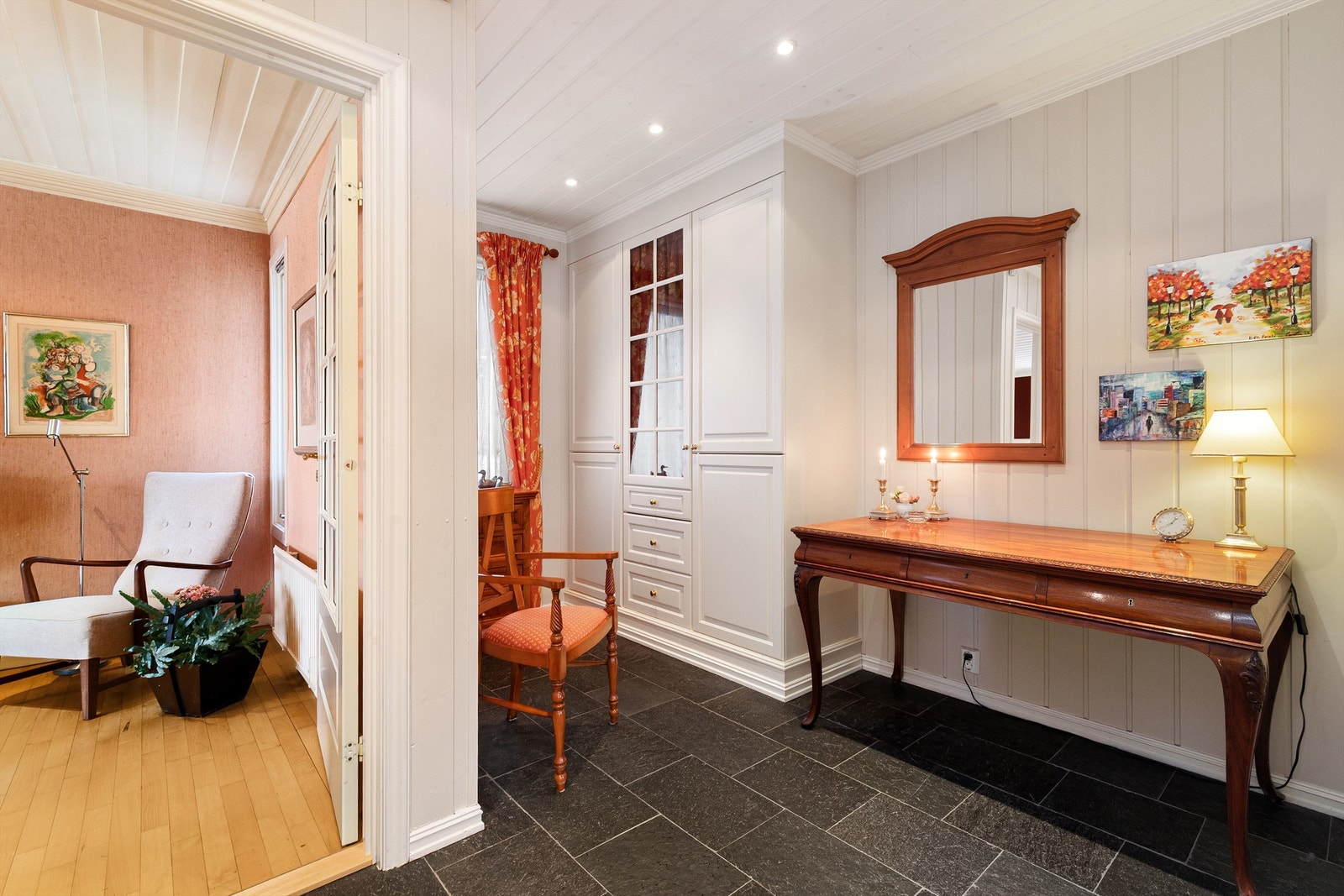 Romslig hall med plassbygget garderobeskap Galleribilde