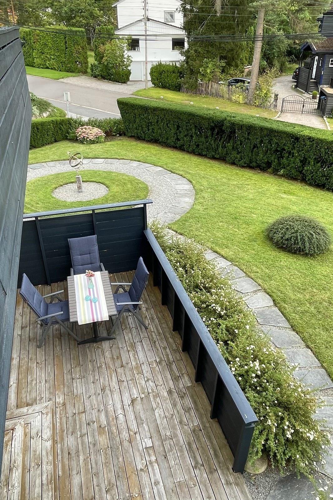 Selgers eget sommerbilde av hagen. Hagen er lettstelt og meget pent opparbeidet Galleribilde