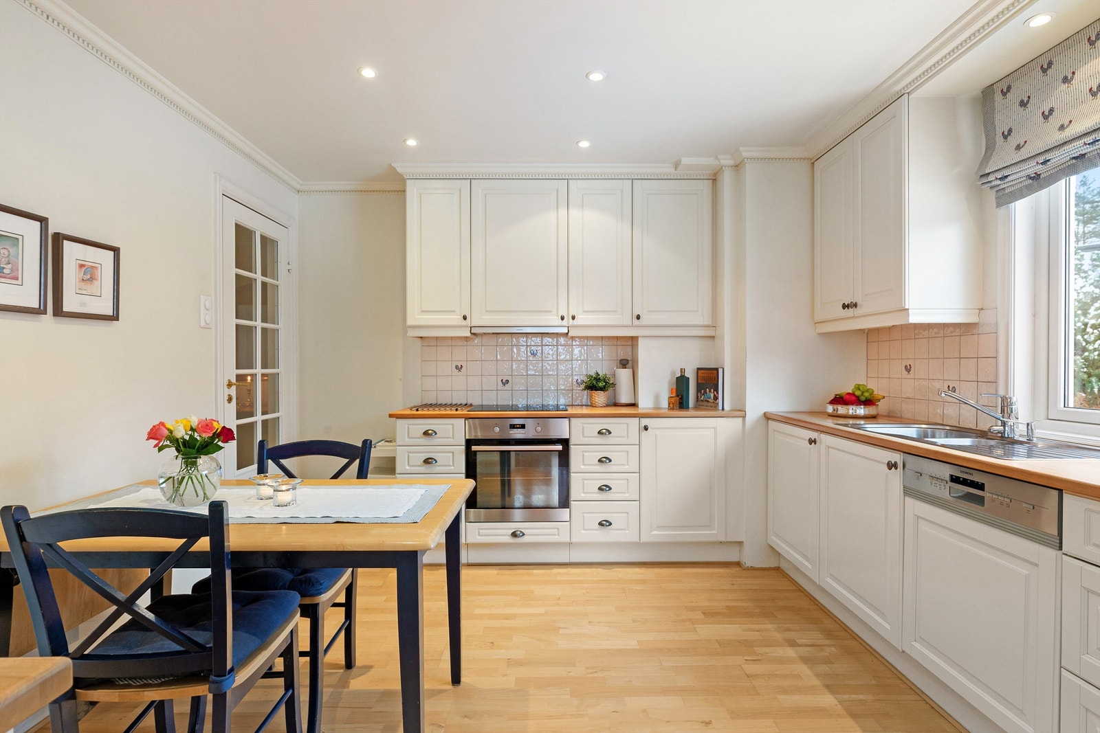 Det er inngang fra gangen, praktisk når man kommer hjem med handleposer Galleribilde