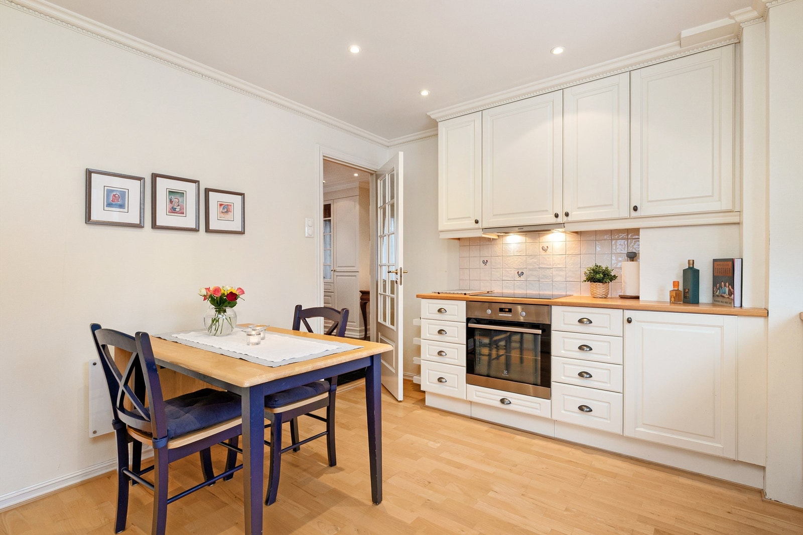 Romslig, separat kjøkken med spiseplass Galleribilde