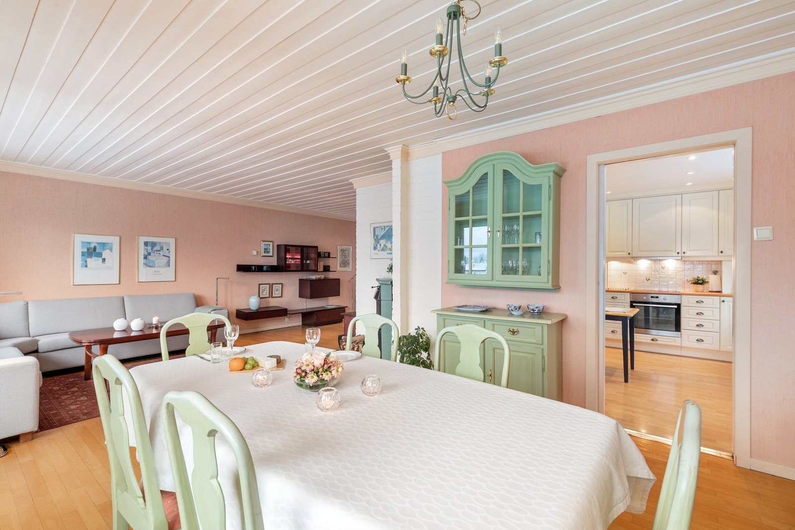 Lys vinkelstue med naturlige soner for spisestuemøblement og sofagruppe Galleribilde