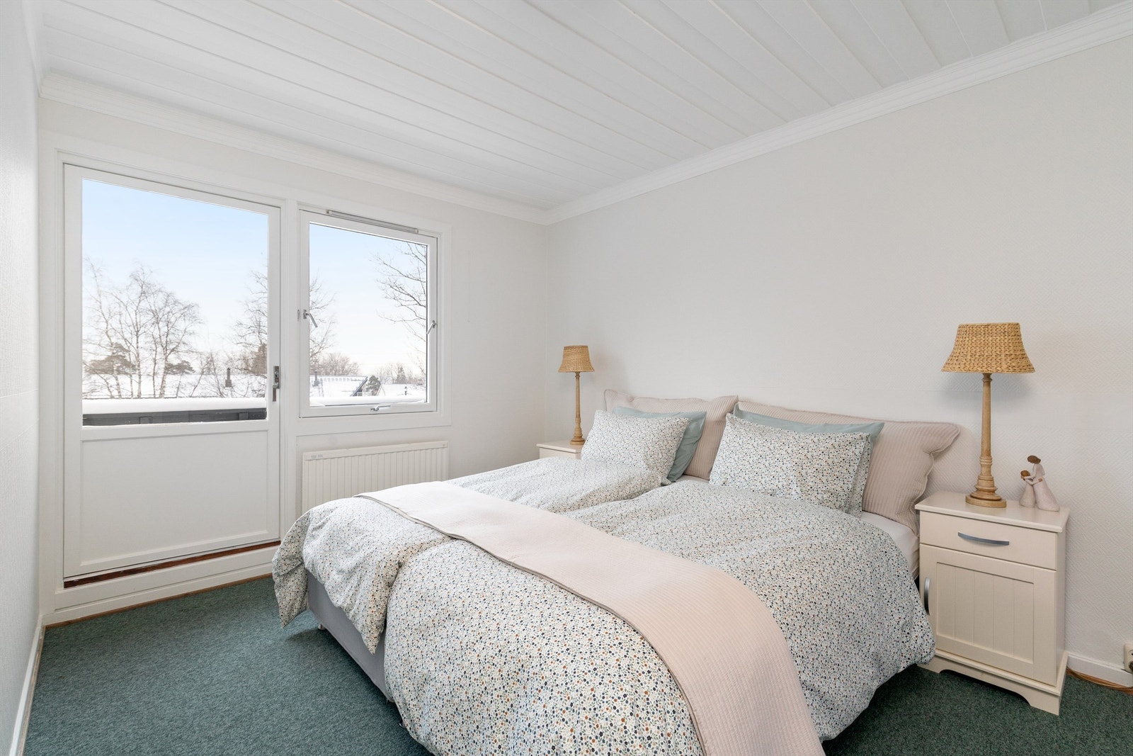 Hovedsoverommet gir god romfølelse. Her sover du godt, stille og rolig, luftig med utgang til balkong Galleribilde