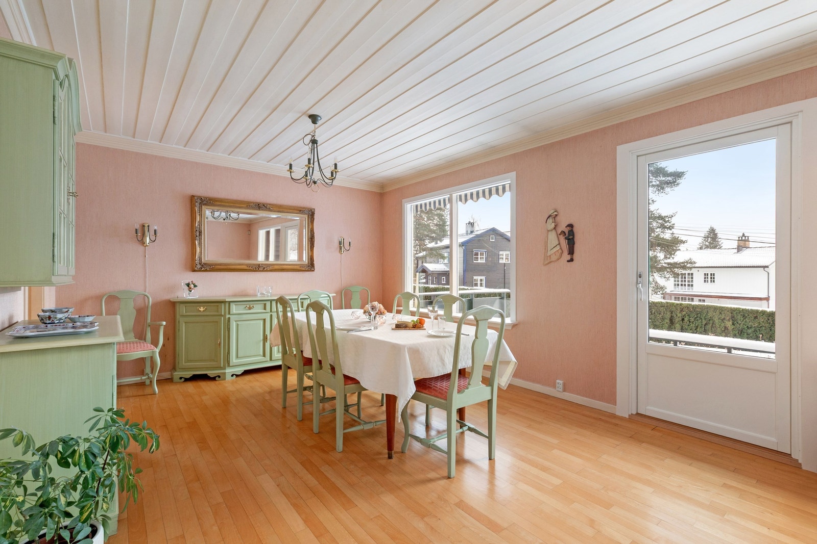 Fra stuen er det utgang til terrasse og hage Galleribilde