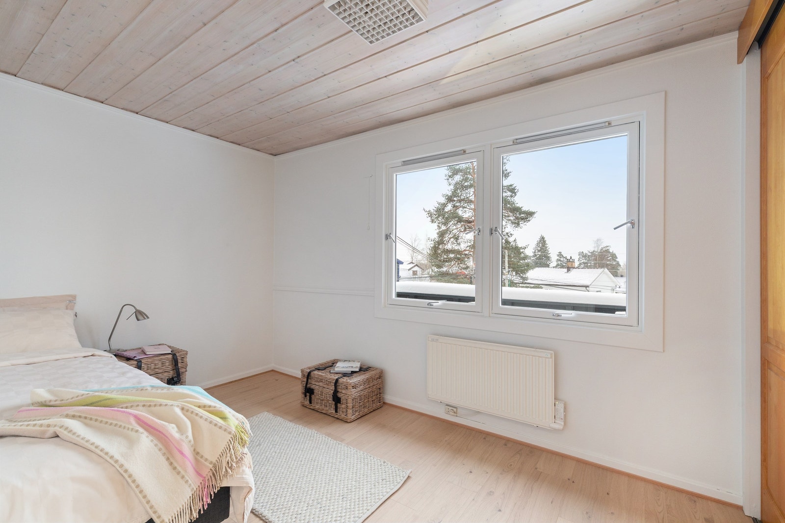 Soverom 2 har garderobeskap og du kan ha både seng, pult eller andre små møbler i tillegg Galleribilde