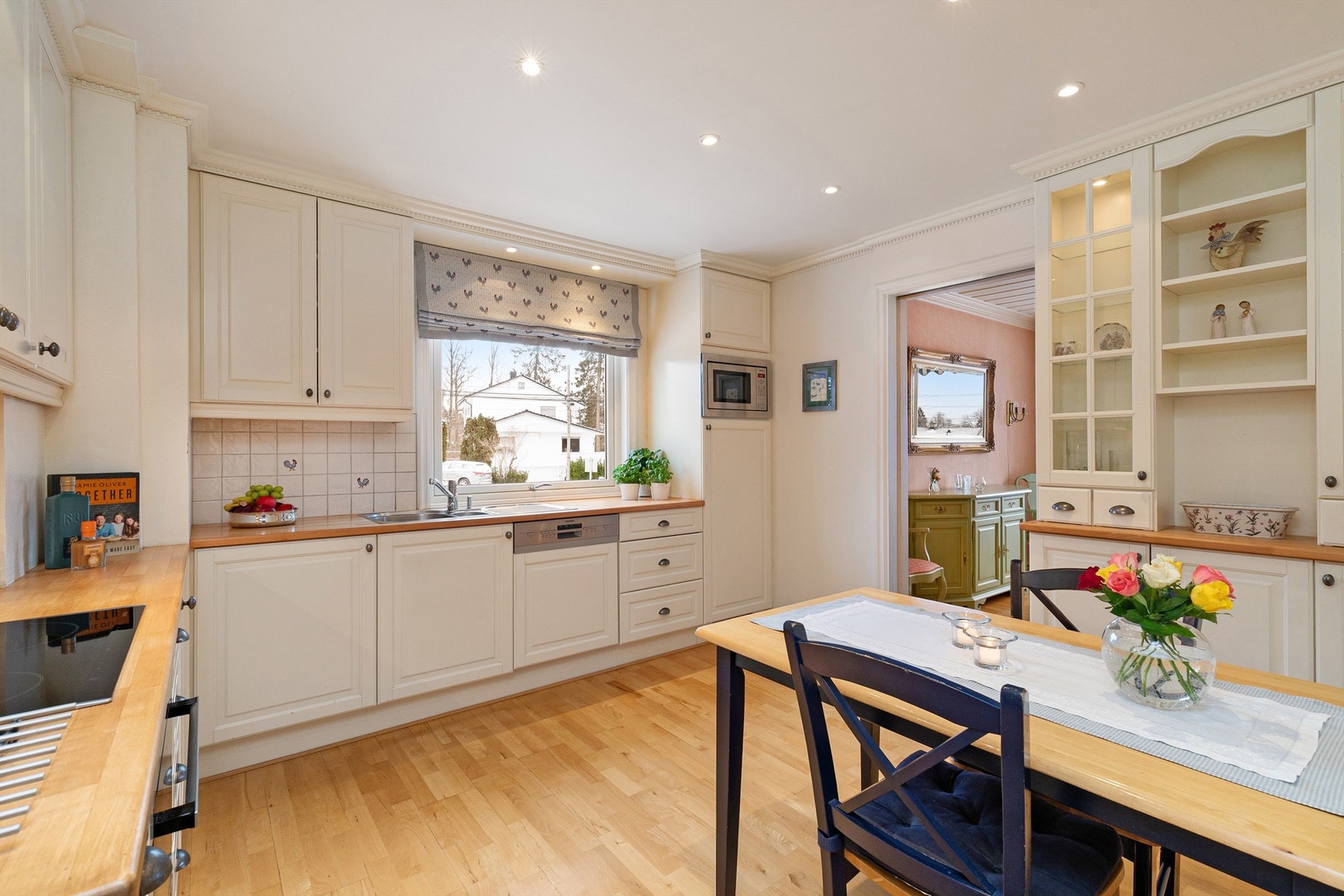 Kjøkkenet kan skilles av fra spisestuen med skyvedør Galleribilde