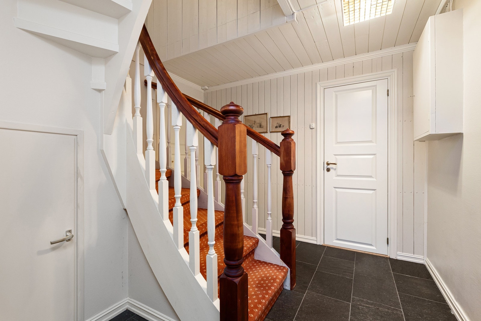 Kjellergangen med adkomst til kjellerstue, vaskerom, toalettrom
og bod Galleribilde