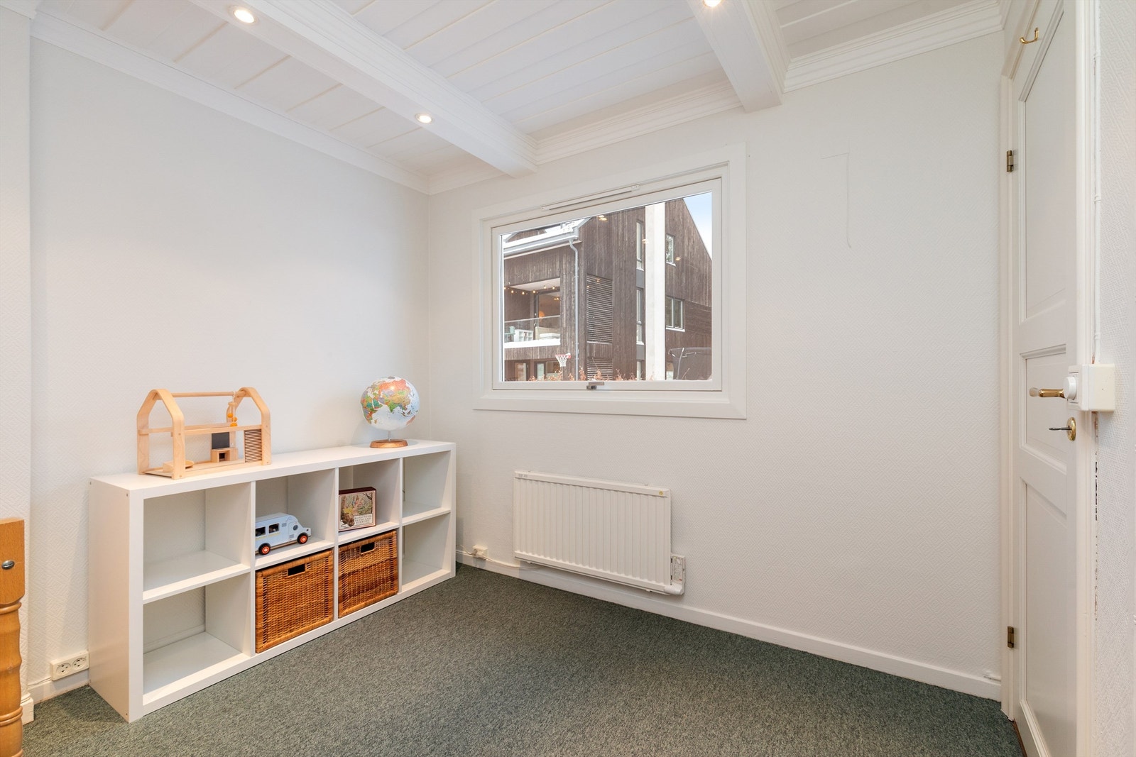 God plass til seng, hyller, pult og garderobeskap Galleribilde