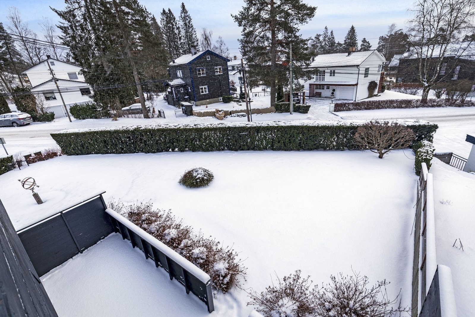 Stor og flat hage Galleribilde
