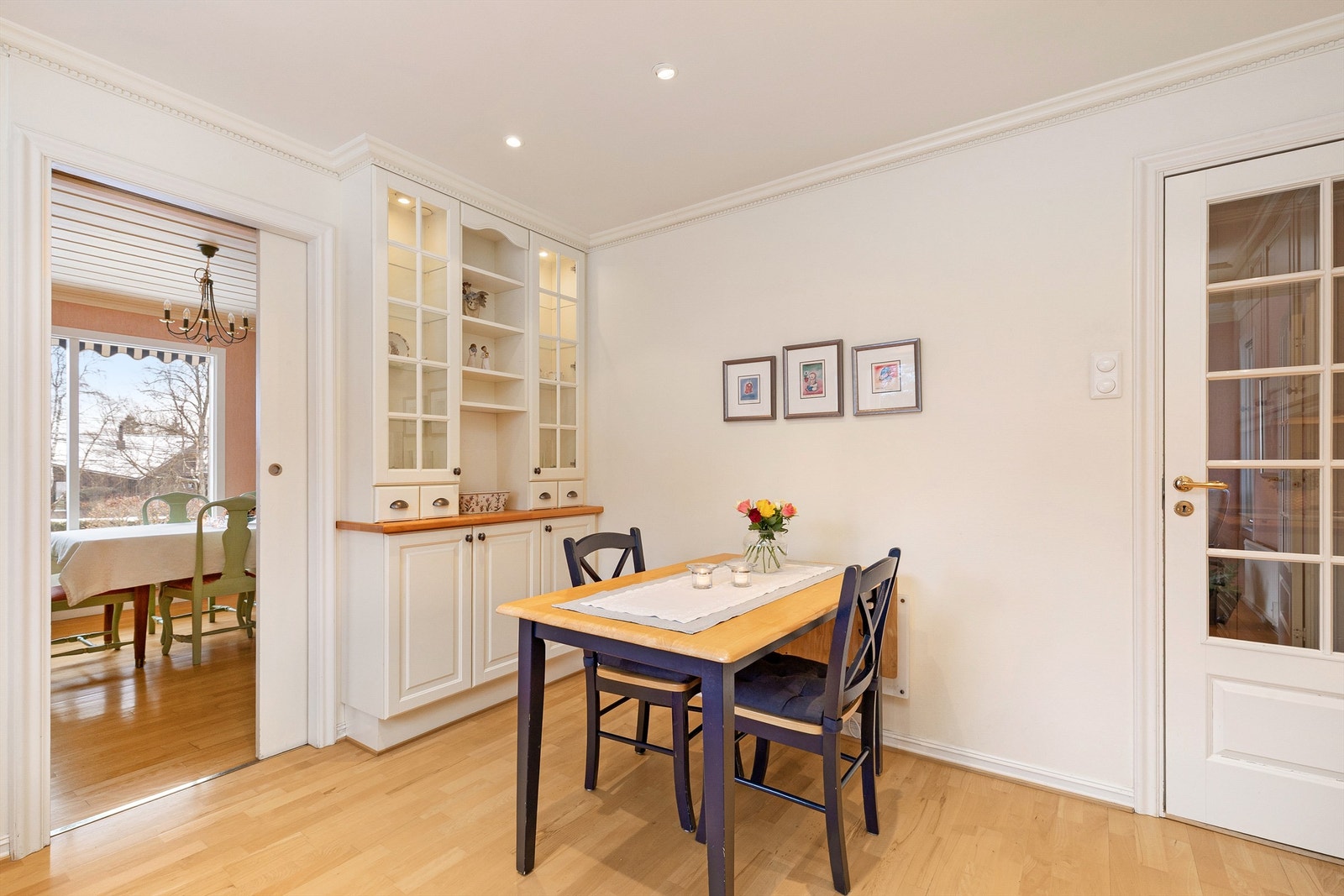 Plass til hyggelig frokostbord på kjøkkenet Galleribilde