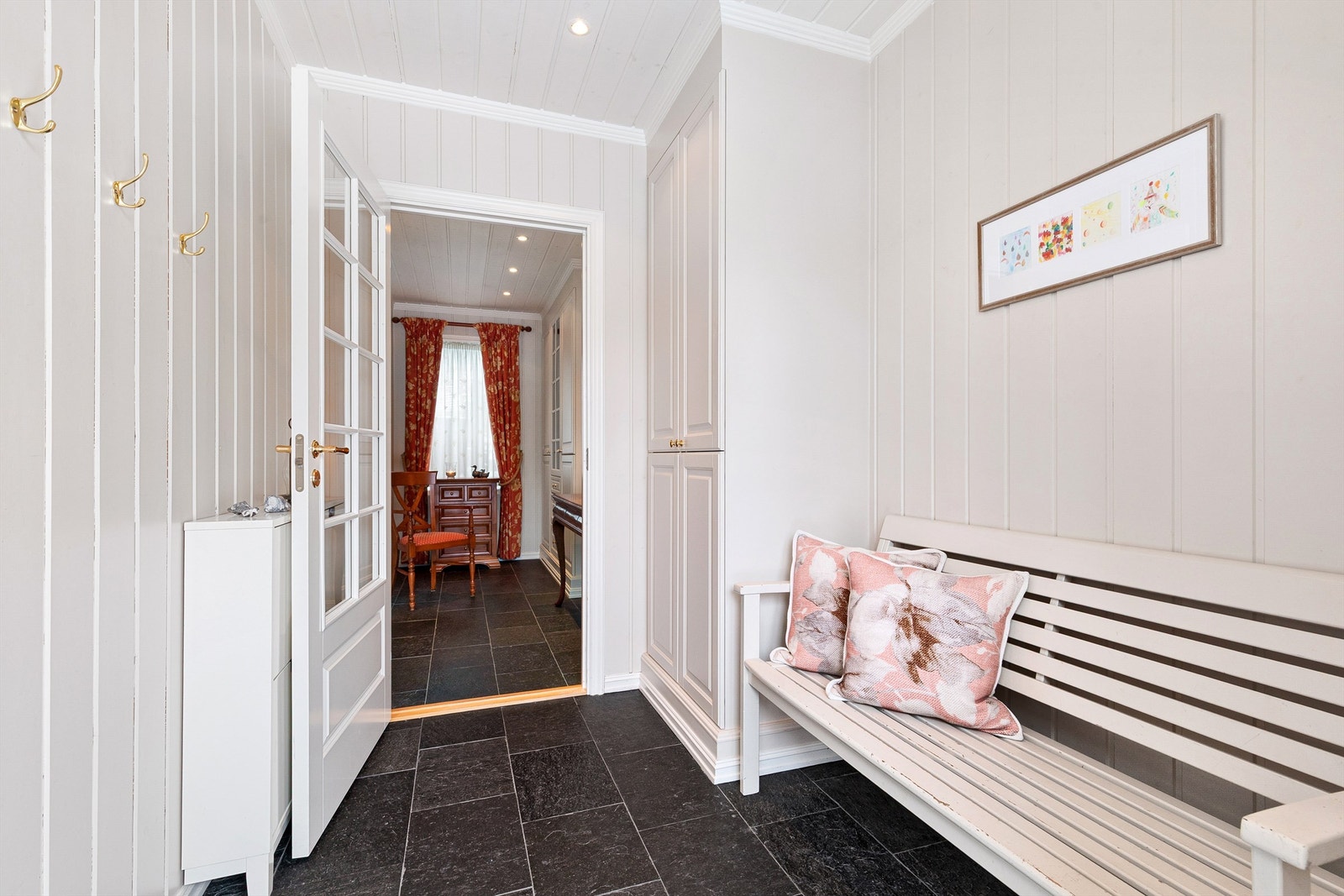 Entréen har plassbygget garderobeskap, i tillegg til ekstra veggplass for sittebenk eller klesoppheng Galleribilde