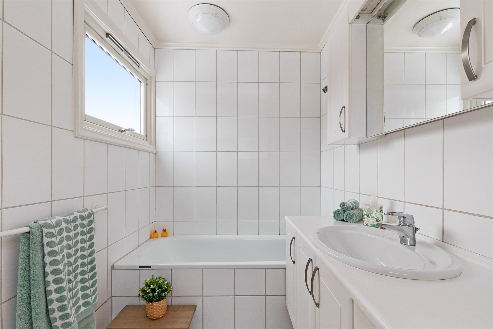 Flislagt bad med badekar Galleribilde