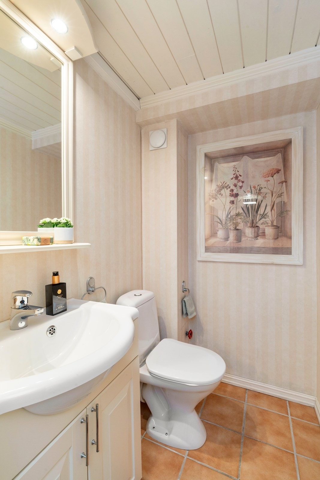 Praktisk separat toalettrom i kjelleretasjen Galleribilde