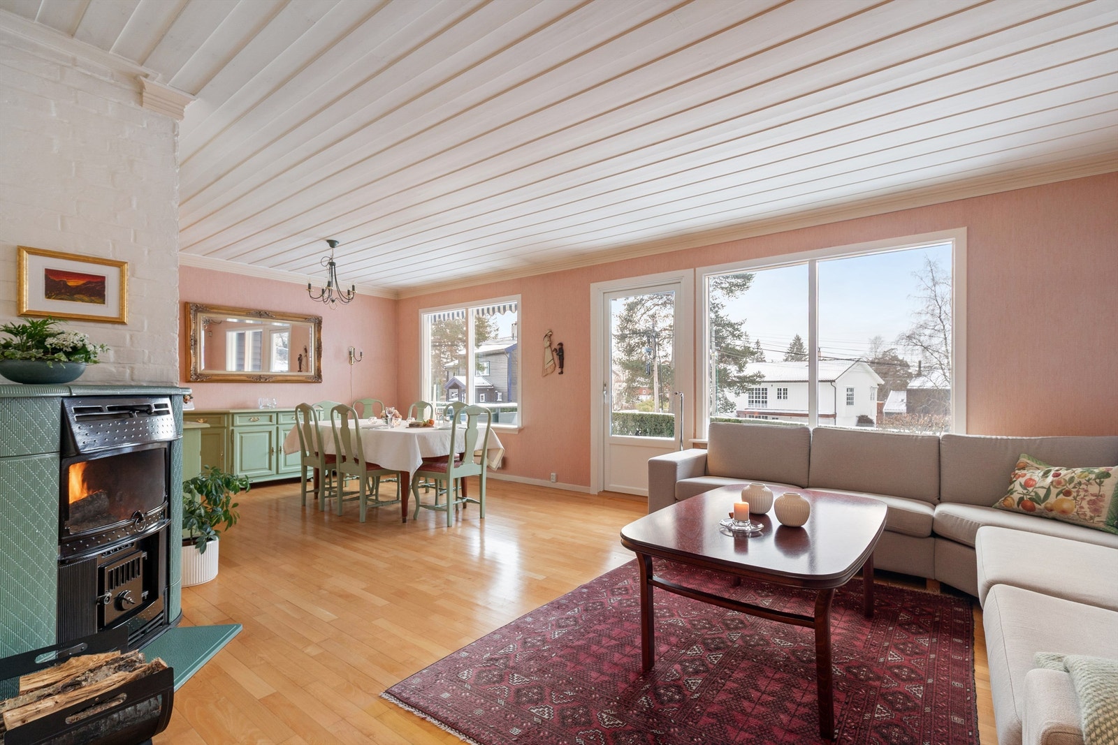 Stuen har store vindusflater som gir godt med dagslys inn i rommet Galleribilde