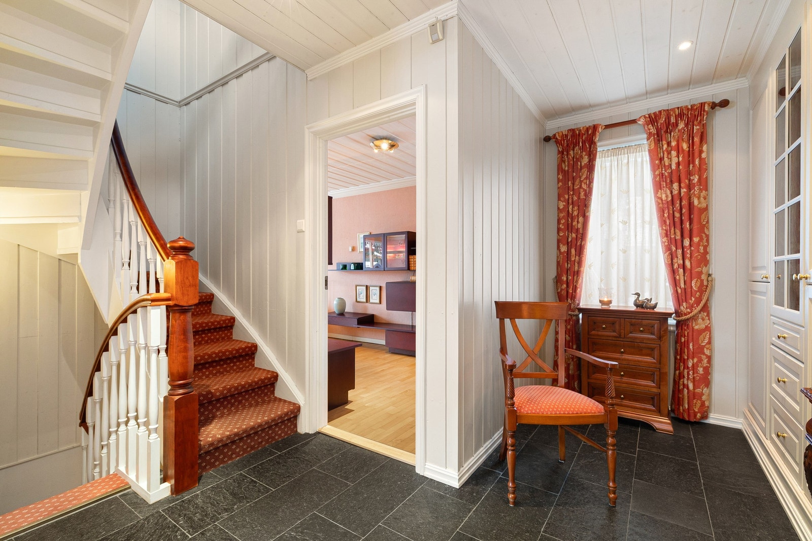 Fra hallen går trappen opp til 2. etasje og fullverdig trapp ned til kjelleren Galleribilde