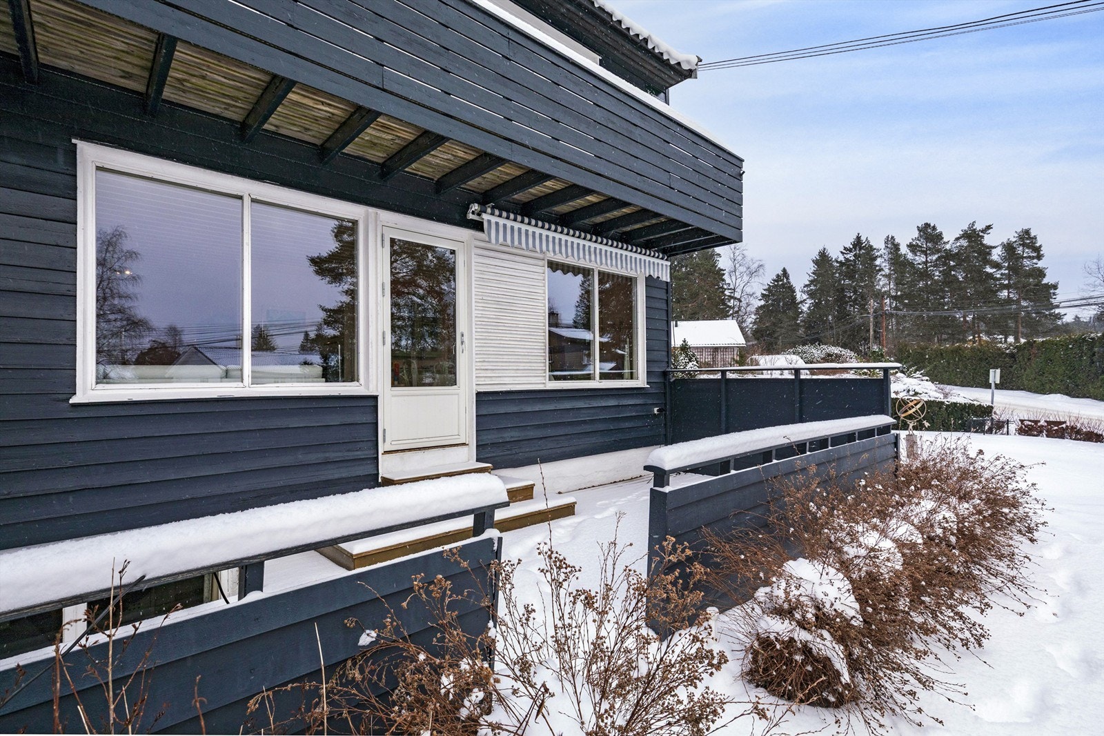 Terrasse på ca. 22 kvm med videre nedgang til hagen Galleribilde