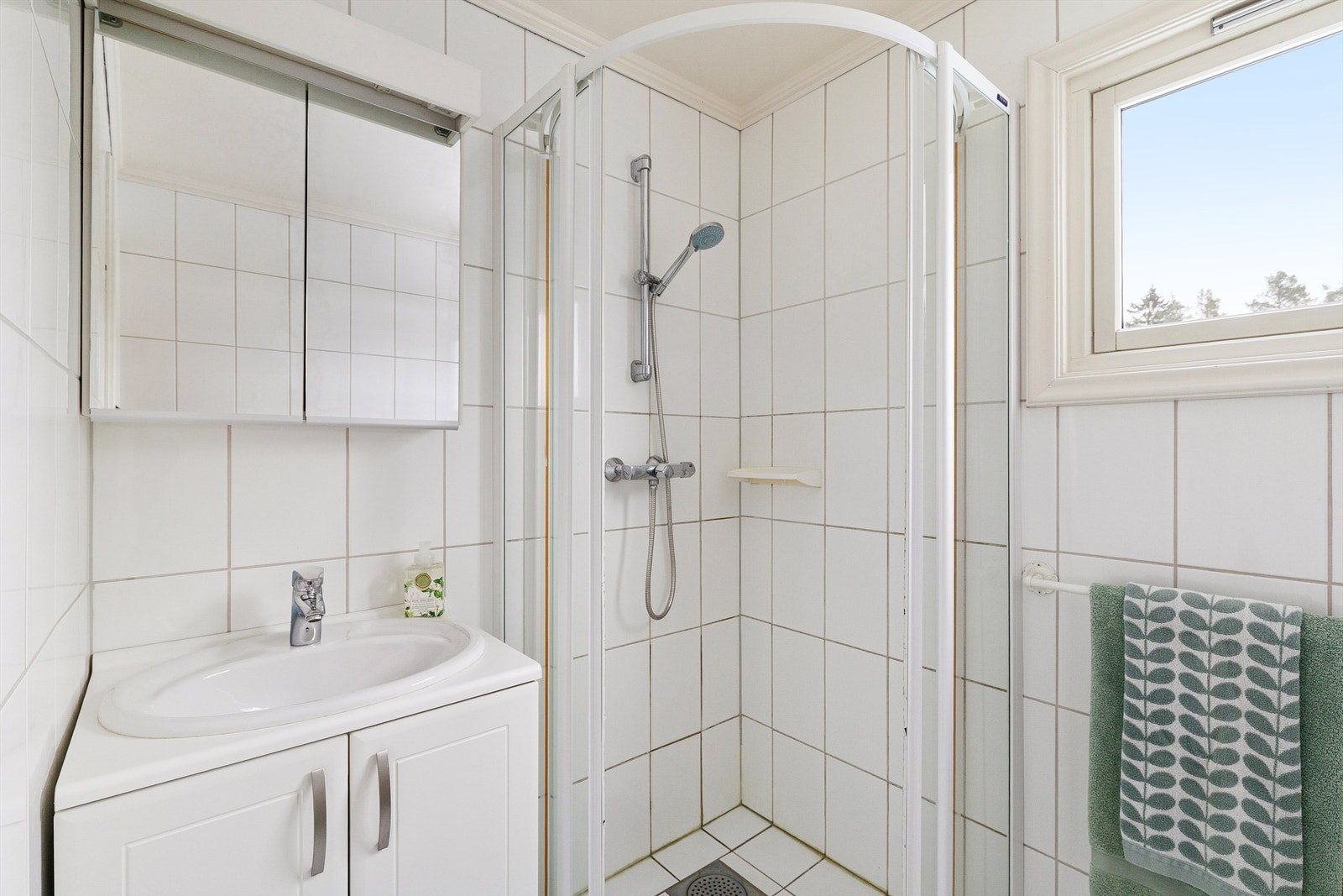 Badet er flislagt med gulvvarme Galleribilde